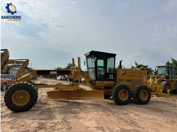 آلة تسوية الأرض CATERPILLAR 140K