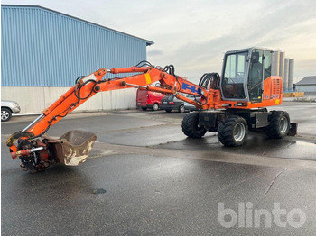 حفارة على عجلات HITACHI