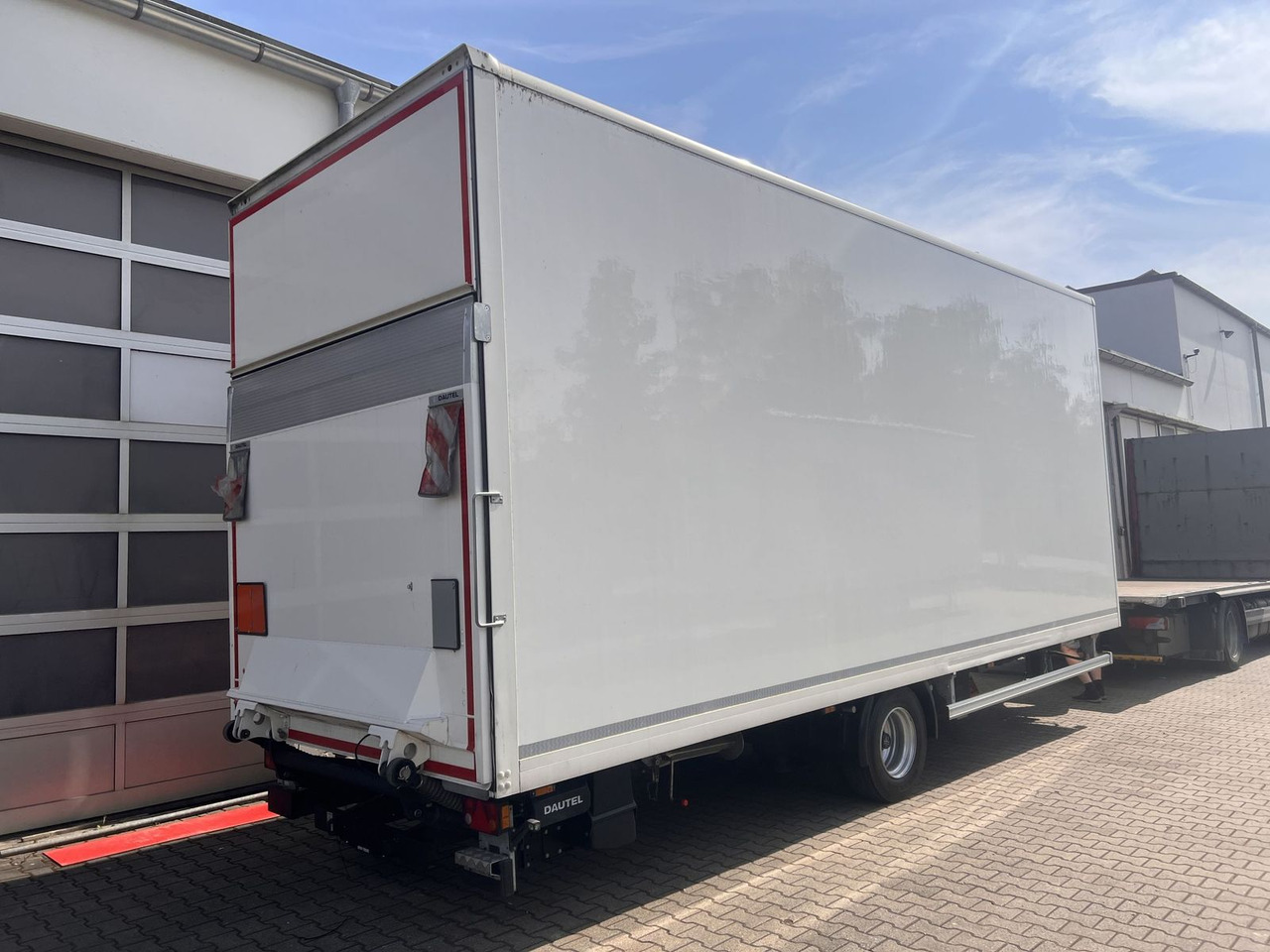 Ackermann 1 Achs Kofferanhänger mit Ladebordwand 10,5 t G - بصندوق مغلق مقطورة: صور 1 Ackermann 1 Achs Kofferanhänger mit Ladebordwand 10,5 t G - بصندوق مغلق مقطورة: صور 1