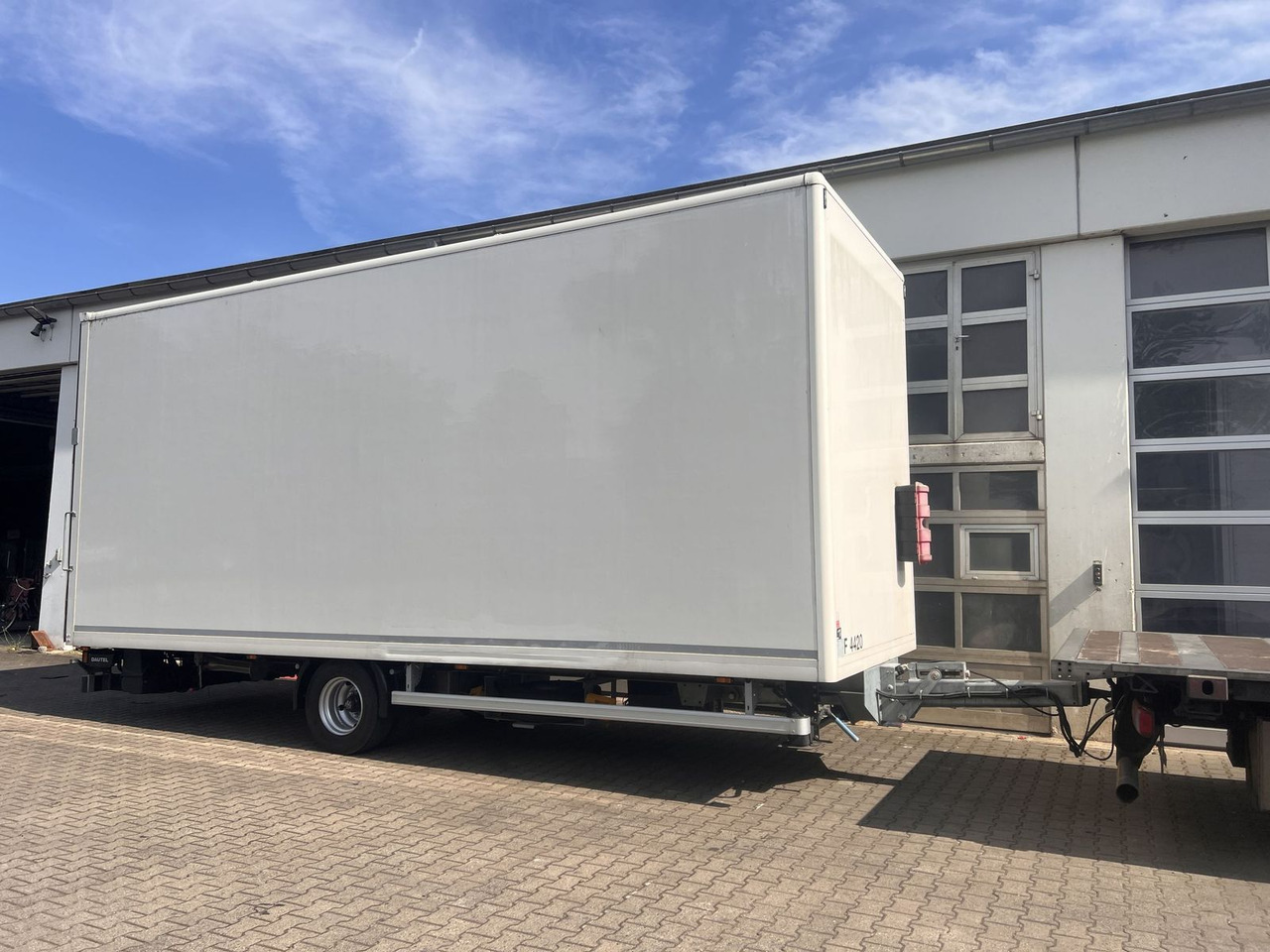 Ackermann 1 Achs Kofferanhänger mit Ladebordwand 10,5 t G - بصندوق مغلق مقطورة: صور 3 Ackermann 1 Achs Kofferanhänger mit Ladebordwand 10,5 t G - بصندوق مغلق مقطورة: صور 3