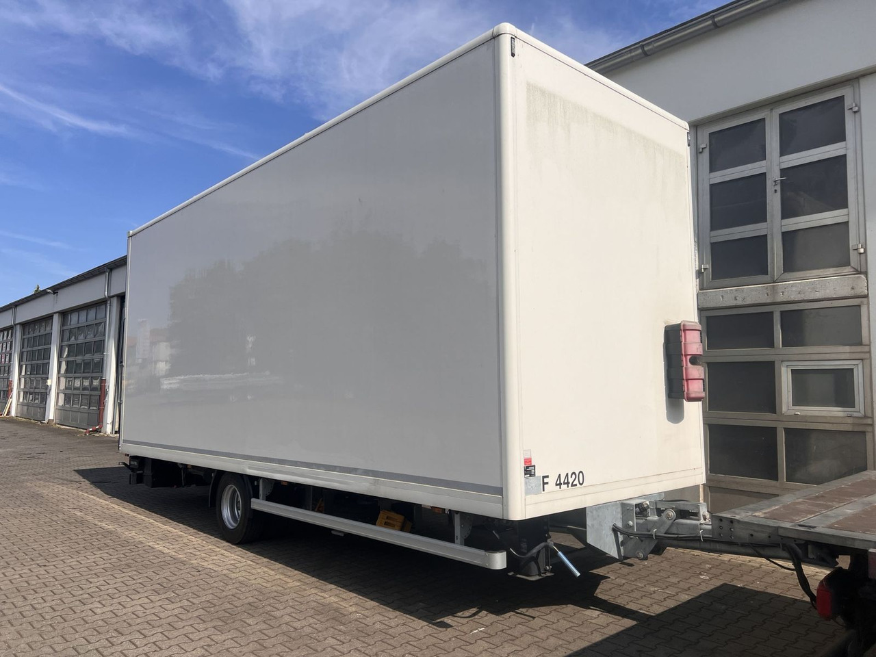 Ackermann 1 Achs Kofferanhänger mit Ladebordwand 10,5 t G - بصندوق مغلق مقطورة: صور 2 Ackermann 1 Achs Kofferanhänger mit Ladebordwand 10,5 t G - بصندوق مغلق مقطورة: صور 2