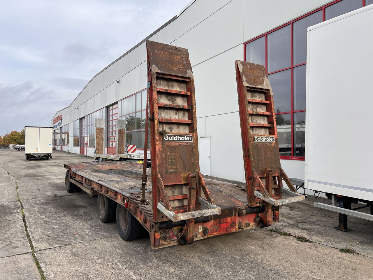 Goldhofer 3 Achs Tiefladeranhänger - عربة مسطحة منخفضة مقطورة: صور 5 Goldhofer 3 Achs Tiefladeranhänger - عربة مسطحة منخفضة مقطورة: صور 5
