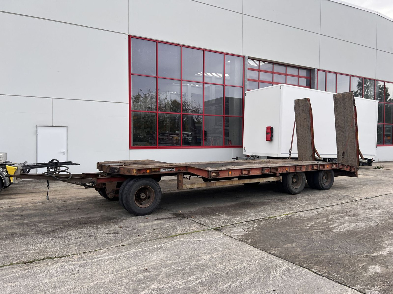 Goldhofer 3 Achs Tiefladeranhänger - عربة مسطحة منخفضة مقطورة: صور 3 Goldhofer 3 Achs Tiefladeranhänger - عربة مسطحة منخفضة مقطورة: صور 3