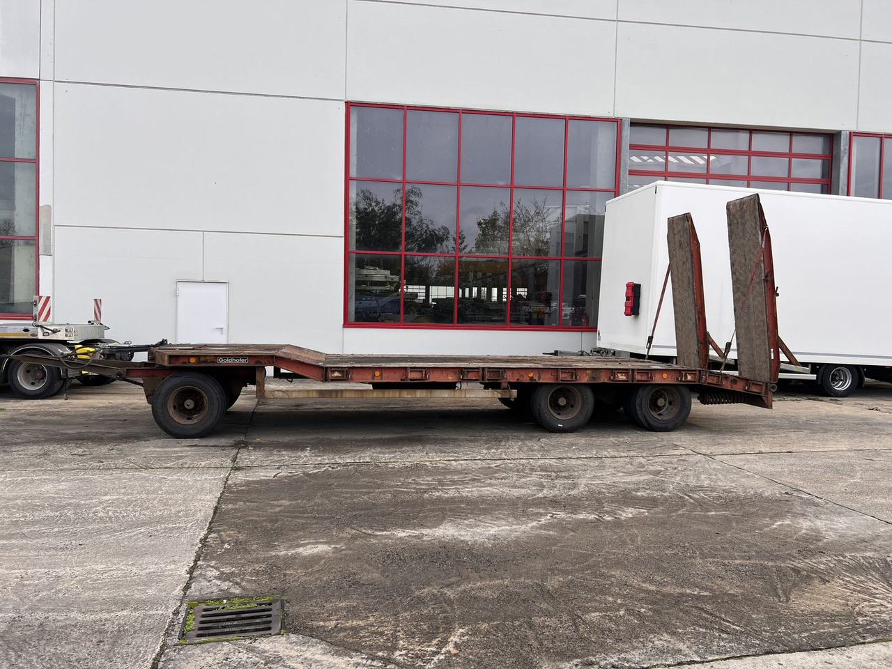 Goldhofer 3 Achs Tiefladeranhänger - عربة مسطحة منخفضة مقطورة: صور 1 Goldhofer 3 Achs Tiefladeranhänger - عربة مسطحة منخفضة مقطورة: صور 1