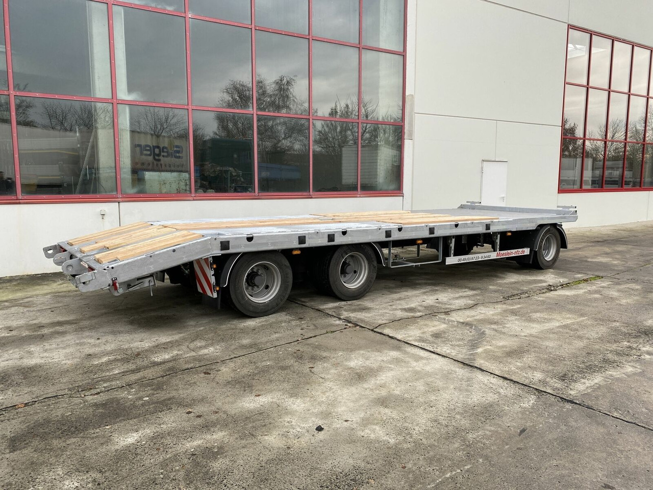 Möslein 3 Achs Tieflader gerader Ladefläche 8,10 m,Neuf - عربة مسطحة منخفضة مقطورة: صور 5 Möslein 3 Achs Tieflader gerader Ladefläche 8,10 m,Neuf - عربة مسطحة منخفضة مقطورة: صور 5