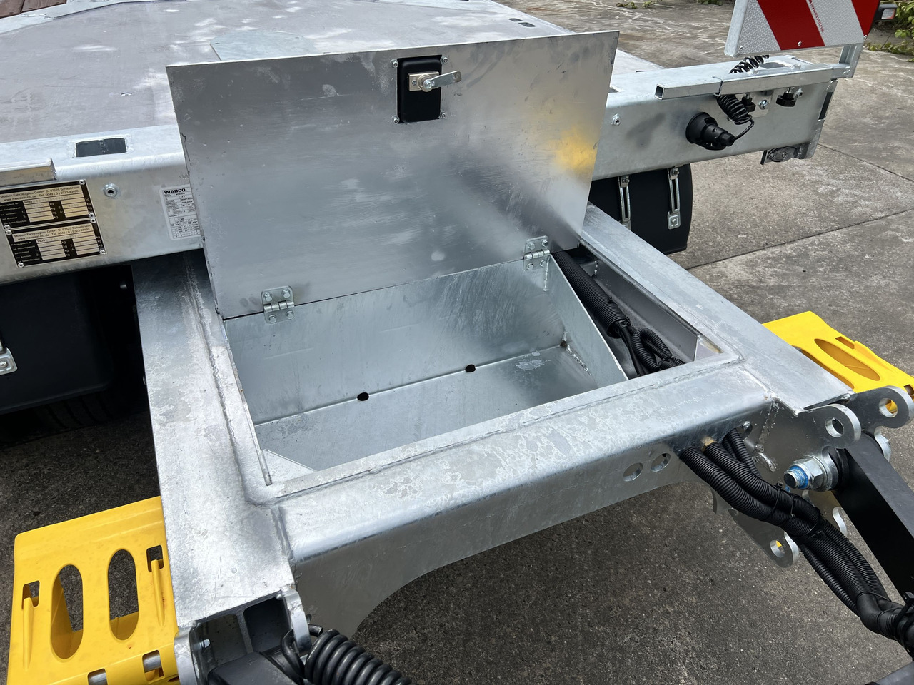 Möslein T 3-9,20 F 3 Achs Tieflader mit gerader Ladefläche 9 m, Neufahrzeug - عربة مسطحة منخفضة مقطورة: صور 3 Möslein T 3-9,20 F 3 Achs Tieflader mit gerader Ladefläche 9 m, Neufahrzeug - عربة مسطحة منخفضة مقطورة: صور 3