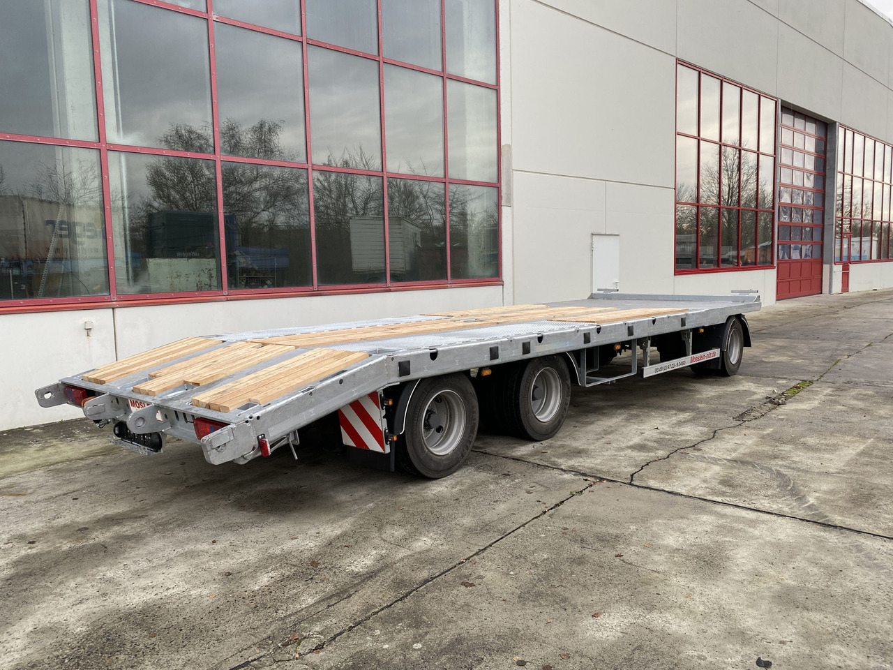 Möslein T 3-P9,2 OR 3 Achs Tieflader gerader Ladefläche 9 m, Neufahrzeug - عربة مسطحة منخفضة مقطورة: صور 4 Möslein T 3-P9,2 OR 3 Achs Tieflader gerader Ladefläche 9 m, Neufahrzeug - عربة مسطحة منخفضة مقطورة: صور 4