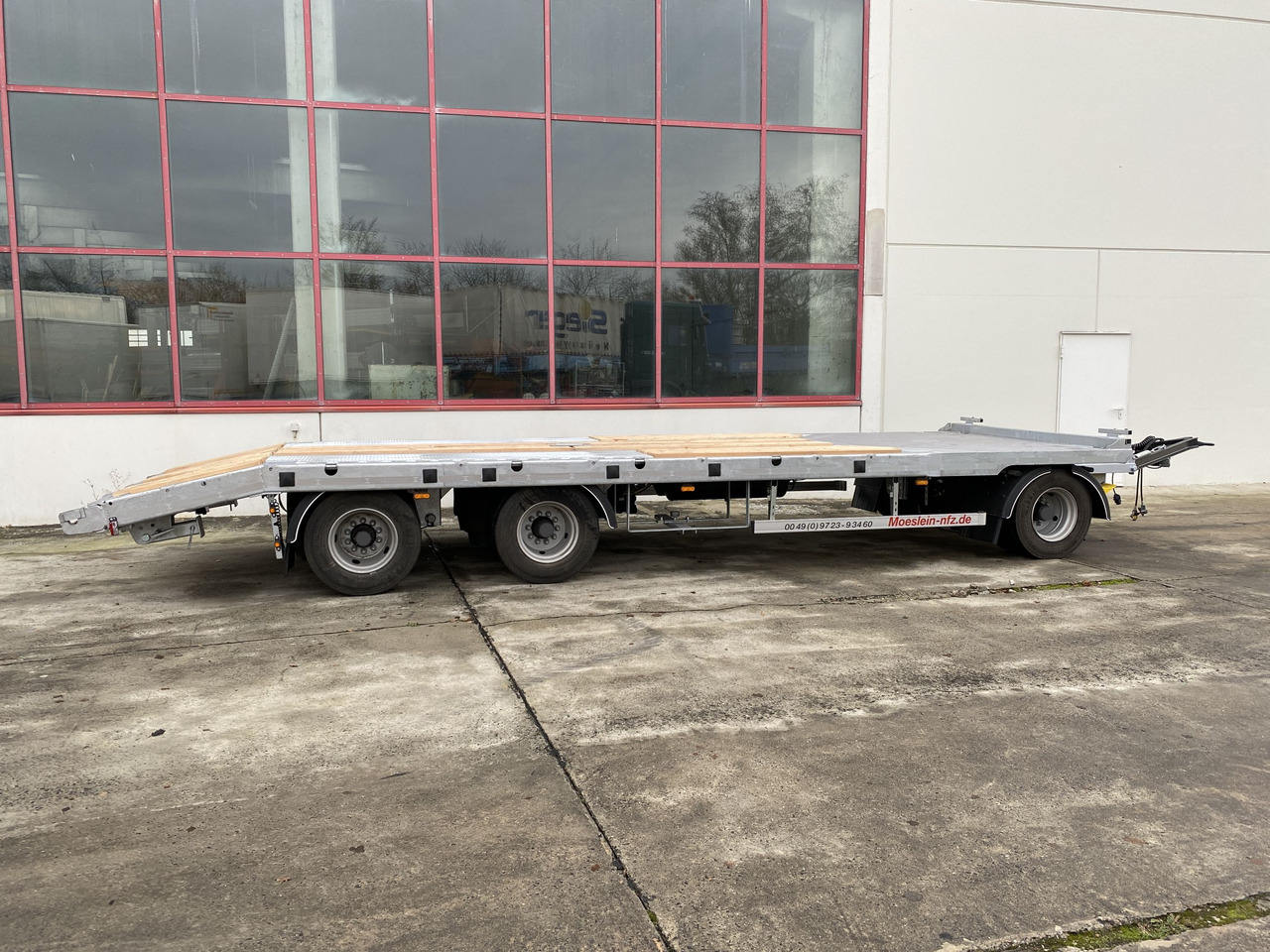 Möslein T 3-P9,2 OR 3 Achs Tieflader gerader Ladefläche 9 m, Neufahrzeug - عربة مسطحة منخفضة مقطورة: صور 5 Möslein T 3-P9,2 OR 3 Achs Tieflader gerader Ladefläche 9 m, Neufahrzeug - عربة مسطحة منخفضة مقطورة: صور 5