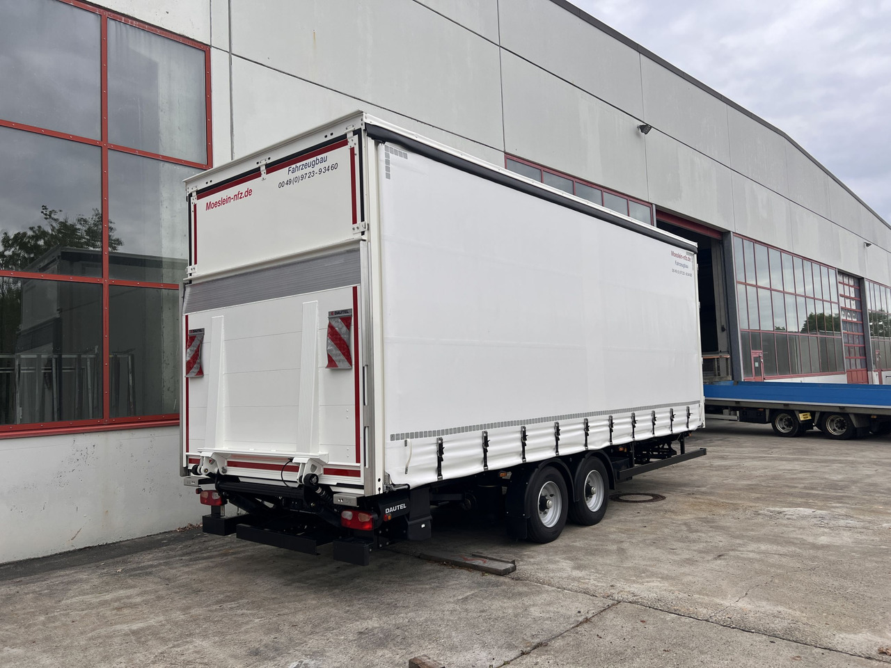 Möslein TPS 105 D-L Planenanhänger, Ladebordwand + Durchladbar neuwertig - مقطورة ستارة: صور 2 Möslein TPS 105 D-L Planenanhänger, Ladebordwand + Durchladbar neuwertig - مقطورة ستارة: صور 2