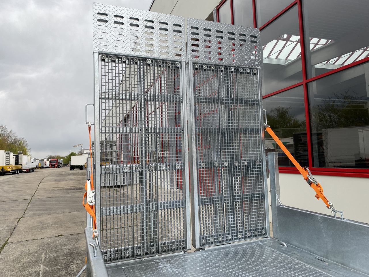 Möslein TT 11-E6x2 hydr. Rampen Tieflader für Fräsen breiten hydraulischen Rampen, Neu - عربة مسطحة منخفضة مقطورة: صور 2 Möslein TT 11-E6x2 hydr. Rampen Tieflader für Fräsen breiten hydraulischen Rampen, Neu - عربة مسطحة منخفضة مقطورة: صور 2