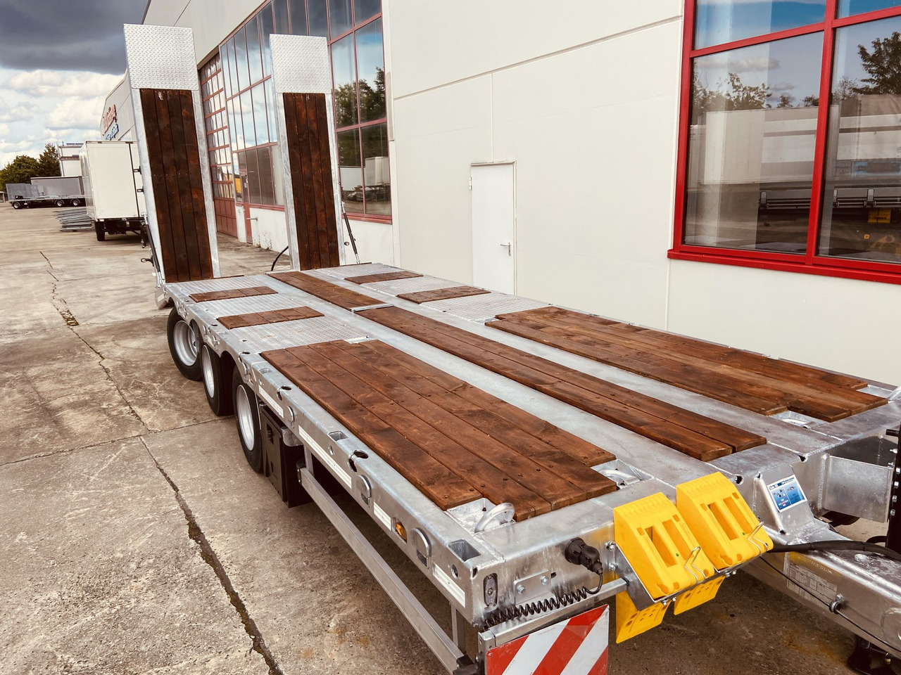 Möslein TT 31 31 t GG Tridem- Tieflader 3 Achs, gelenktNeufahrzeug - عربة مسطحة منخفضة مقطورة: صور 3 Möslein TT 31 31 t GG Tridem- Tieflader 3 Achs, gelenktNeufahrzeug - عربة مسطحة منخفضة مقطورة: صور 3