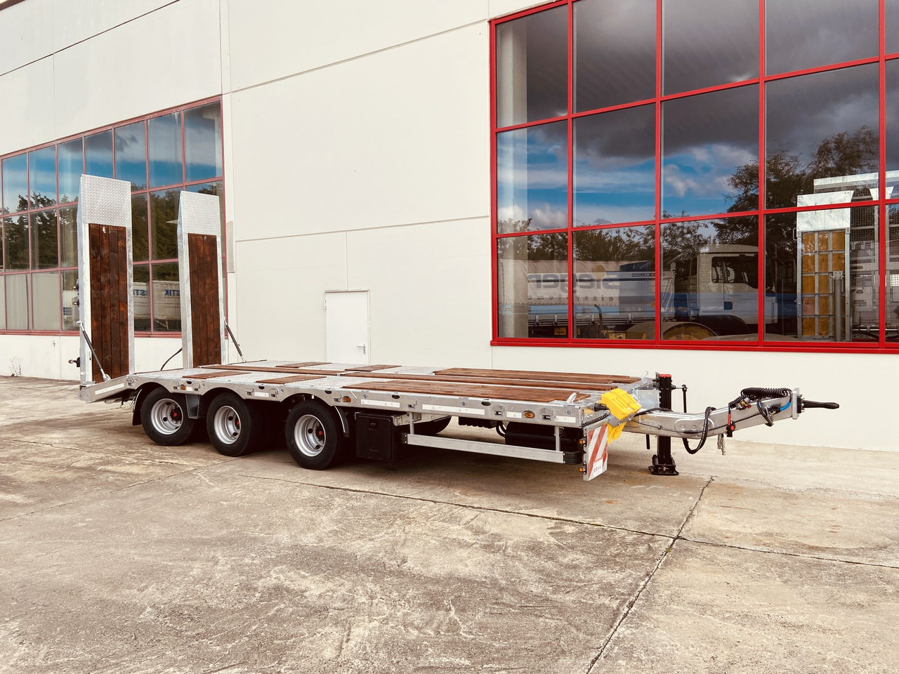 Möslein TT 31 31 t Tridem- Tieflader 3 Achs, 8 m LadeflächeNeufahrzeug - عربة مسطحة منخفضة مقطورة: صور 4 Möslein TT 31 31 t Tridem- Tieflader 3 Achs, 8 m LadeflächeNeufahrzeug - عربة مسطحة منخفضة مقطورة: صور 4