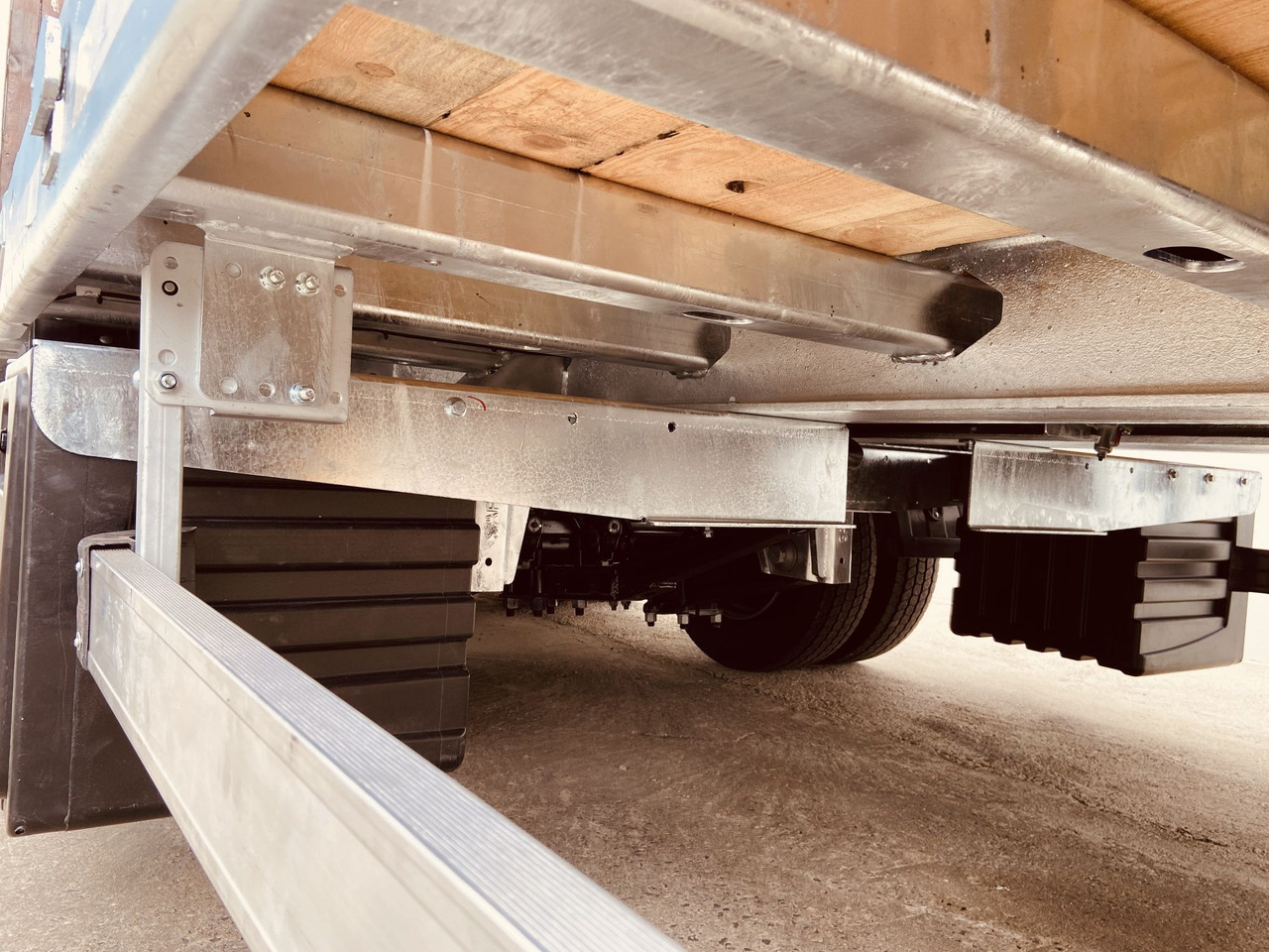 Möslein TT 32 Zugrohr gerade 34 t GG Tridem- Tieflader 3 Achs, gelenktNeufahrzeug - عربة مسطحة منخفضة مقطورة: صور 2 Möslein TT 32 Zugrohr gerade 34 t GG Tridem- Tieflader 3 Achs, gelenktNeufahrzeug - عربة مسطحة منخفضة مقطورة: صور 2