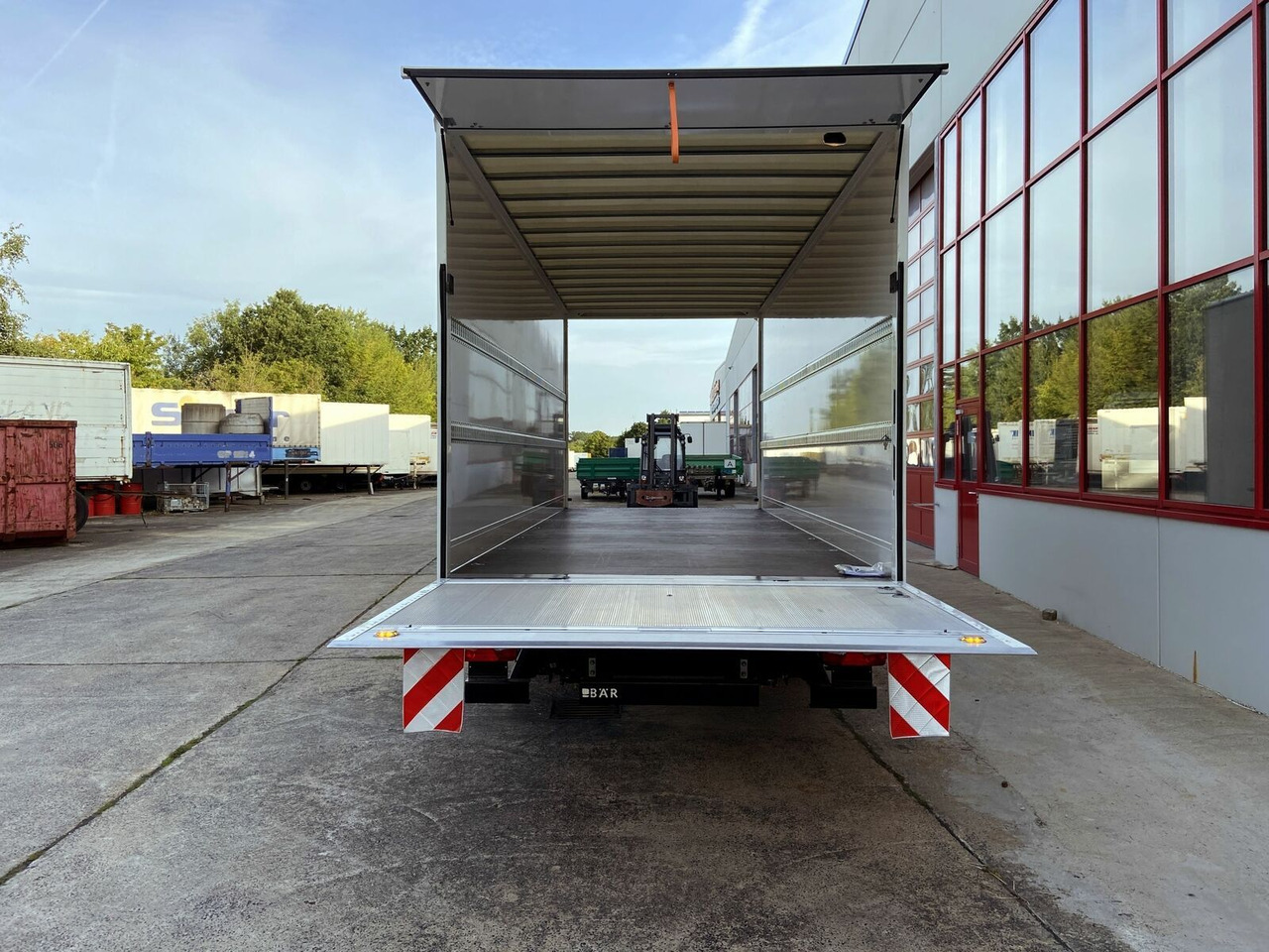 Möslein Tandem Koffer, Ladebordwand 1,5 t + Durchladbar - بصندوق مغلق مقطورة: صور 4 Möslein Tandem Koffer, Ladebordwand 1,5 t + Durchladbar - بصندوق مغلق مقطورة: صور 4