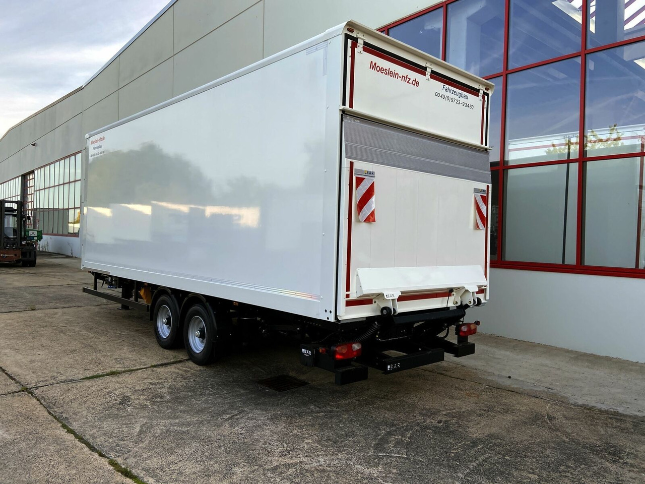 Möslein Tandem Koffer, Ladebordwand 1,5 t + Durchladbar - بصندوق مغلق مقطورة: صور 5 Möslein Tandem Koffer, Ladebordwand 1,5 t + Durchladbar - بصندوق مغلق مقطورة: صور 5