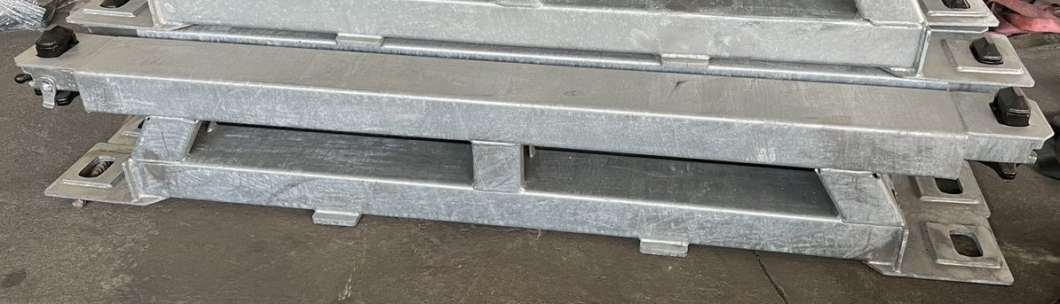 Müller Mitteltal Ausgleichsbock für Satteltieflader incl. Conatinerverschlüssen - عربة مسطحة منخفضة نصف مقطورة: صور 1 Müller Mitteltal Ausgleichsbock für Satteltieflader incl. Conatinerverschlüssen - عربة مسطحة منخفضة نصف مقطورة: صور 1