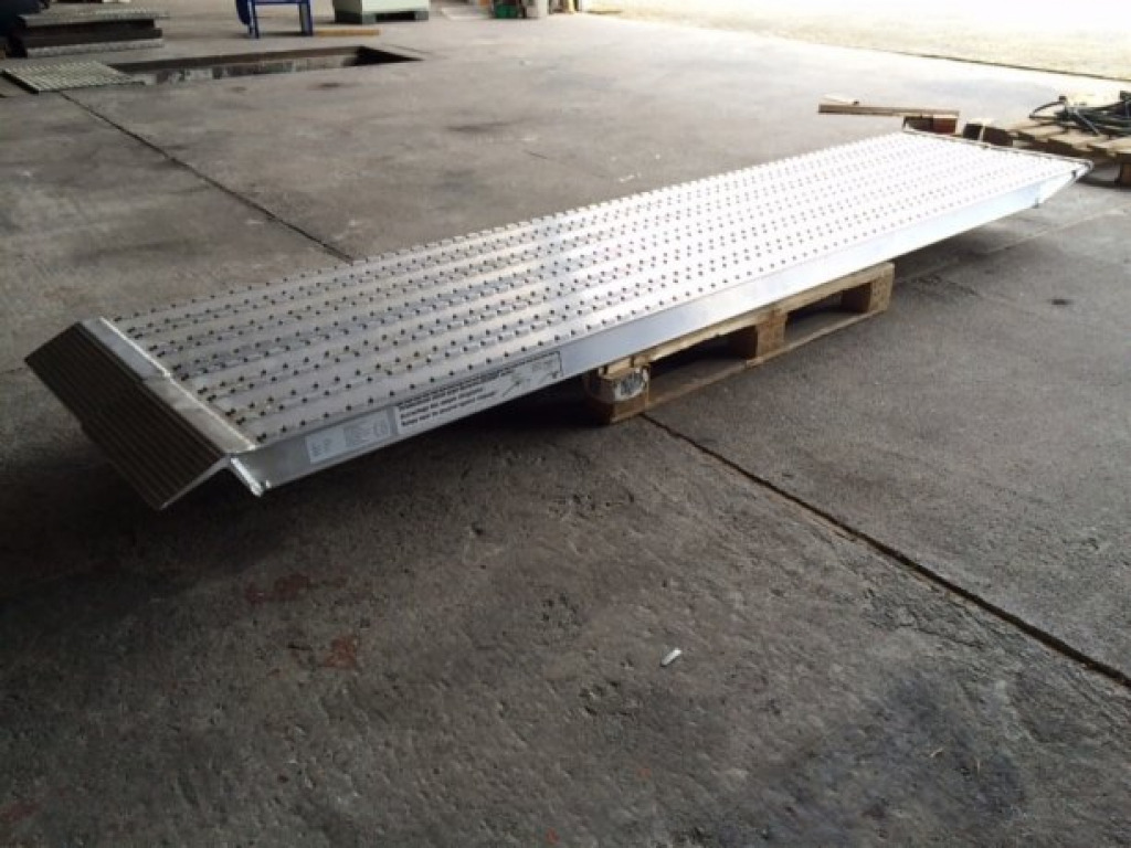 NEU Auffahrrampen, Alurampen,Verladerampen, 8 to Länge 3,25m - منحدر تحميل: صور 3 NEU Auffahrrampen, Alurampen,Verladerampen, 8 to Länge 3,25m - منحدر تحميل: صور 3