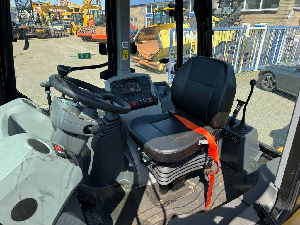 جديد حفار متعدد الاستخدام CAT 424 4X4 HAMMER LINE ( UNUSED ): صور 8