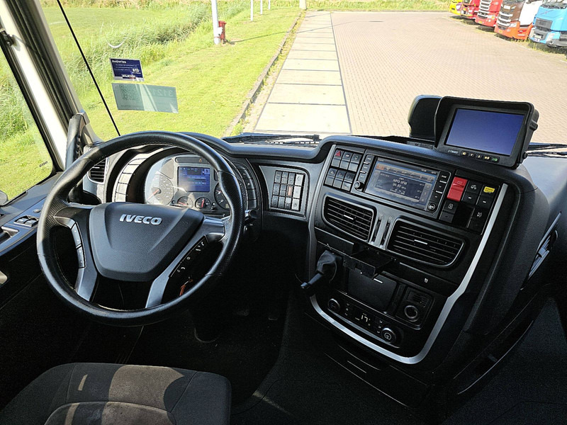 Interior photo 1: شاحنة جرار Iveco AS440S40 STRALIS LNG INTARDER