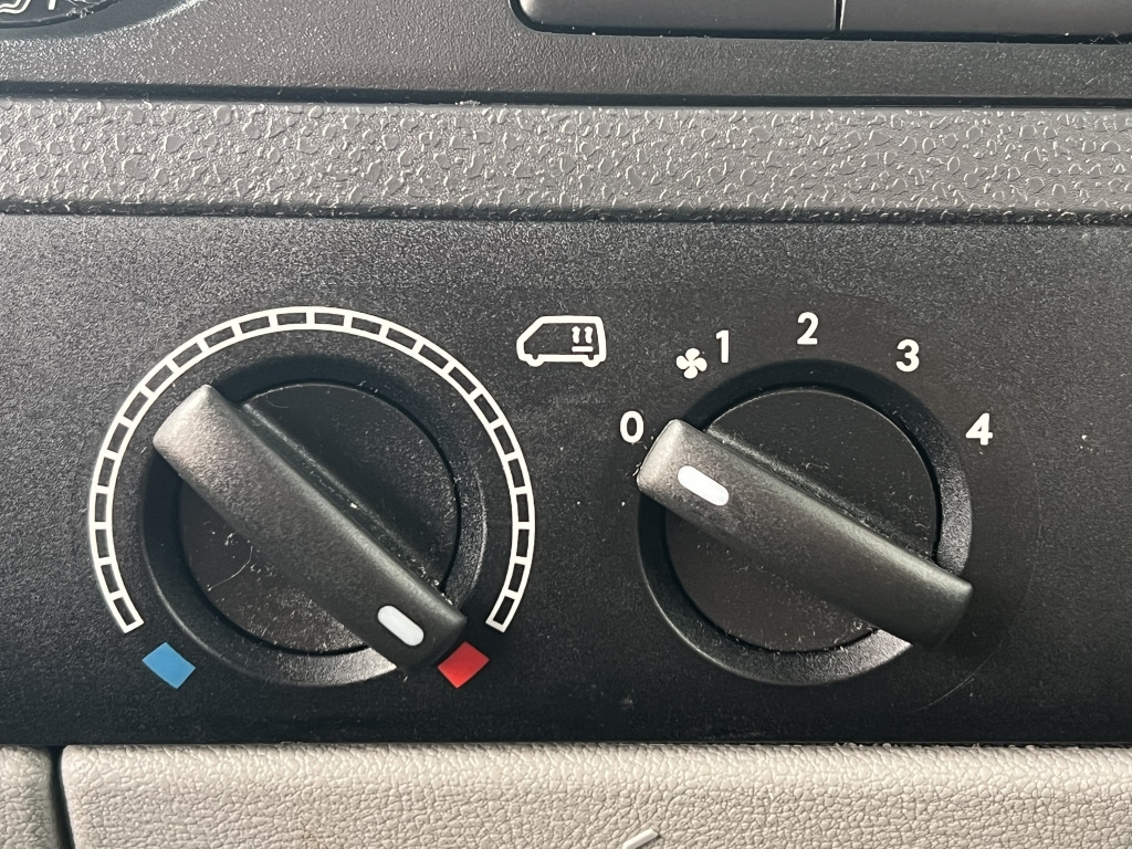 VW T5 Kombi 2,0 TDI BlueMotion Klima 9-Sitzer - سيارة: صور 2 VW T5 Kombi 2,0 TDI BlueMotion Klima 9-Sitzer - سيارة: صور 2