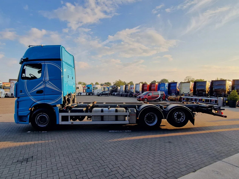 Mercedes-Benz Actros 2553 6x2 - BDF - Retarder - 4.90 WB - Loadlift - Full air - شاحنات الحاويات / جسم علوي قابل للتغيير شاحنة: صور 4 Mercedes-Benz Actros 2553 6x2 - BDF - Retarder - 4.90 WB - Loadlift - Full air - شاحنات الحاويات / جسم علوي قابل للتغيير شاحنة: صور 4