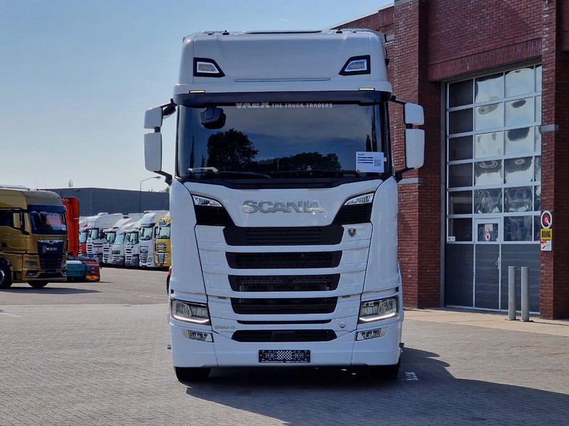 Scania 660S V8 NGS Highline 6x2/4 - New - Old dashboard - Full spec - Retarder - Night clima - Led - Leather - Navi - شاحنة جرار: صور 2 Scania 660S V8 NGS Highline 6x2/4 - New - Old dashboard - Full spec - Retarder - Night clima - Led - Leather - Navi - شاحنة جرار: صور 2