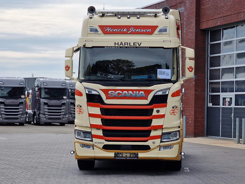 Scania R580 V8 NGS Highline 6x2 - PTO/Hydraulic - 2.95 WB - Retarder - Night clima - Custom interior - شاحنة جرار: صور 2 Scania R580 V8 NGS Highline 6x2 - PTO/Hydraulic - 2.95 WB - Retarder - Night clima - Custom interior - شاحنة جرار: صور 2