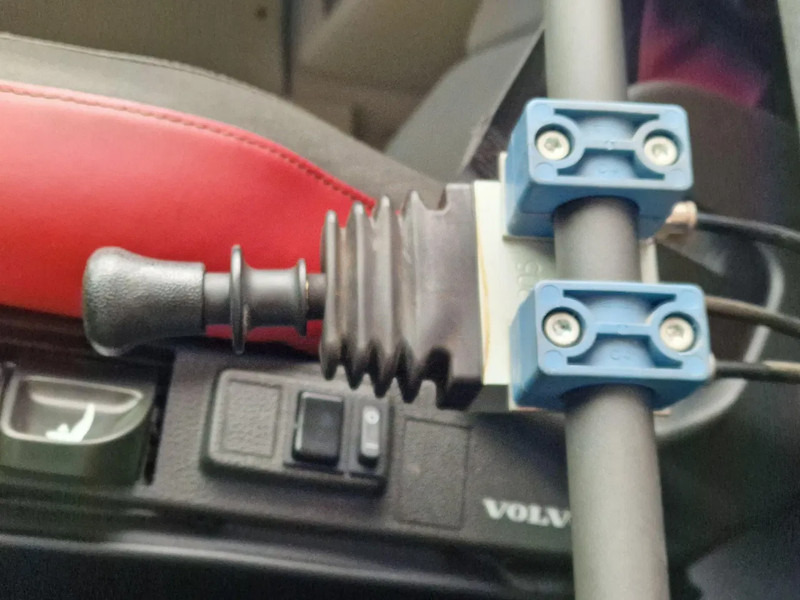 شاحنة جرار Volvo FH 13.500 Globetrotter 6x2 - PTO/Hydraulic - Full air - Low KM - 3.20 WB: صور 15 شاحنة جرار Volvo FH 13.500 Globetrotter 6x2 - PTO/Hydraulic - Full air - Low KM - 3.20 WB: صور 15