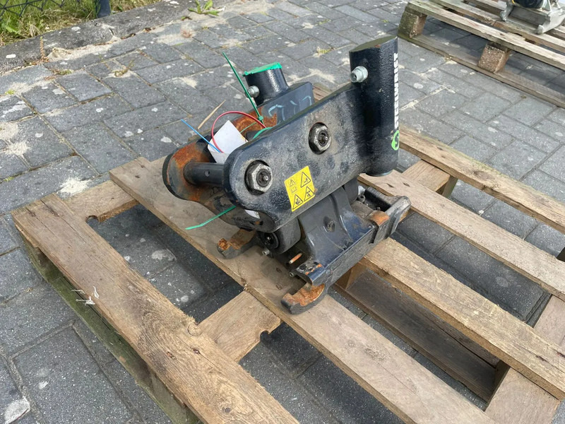 STEELWRIST TCX S30 - 180 MEC | TILT COUPLER | TILTING COUPLER | NEW / UNUSED - مُلحق الحفار الدوار - آلات البناء: صور 3 STEELWRIST TCX S30 - 180 MEC | TILT COUPLER | TILTING COUPLER | NEW / UNUSED - مُلحق الحفار الدوار - آلات البناء: صور 3