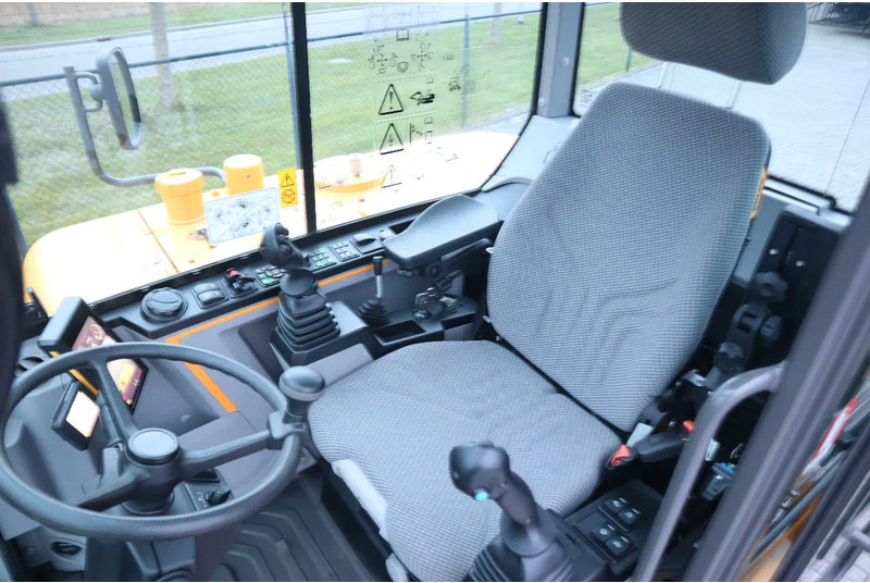 حفارة على عجلات Volvo EW 60 E | DEMO | 30 KM/H | ROTOTILT + GRIPPER | BUCKET: صور 16