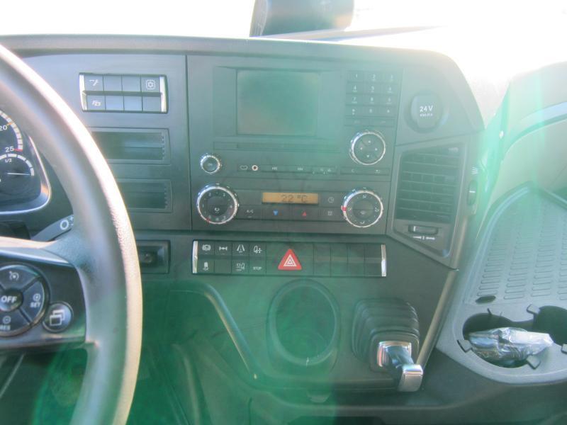 Interior photo 1: شاحنة جرار Mercedes Actros 1848