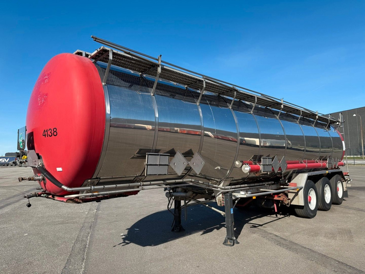 Burg 3 axle 3 compartments 32.200 L ADR - نصف مقطورة صهريج: صور 1 Burg 3 axle 3 compartments 32.200 L ADR - نصف مقطورة صهريج: صور 1