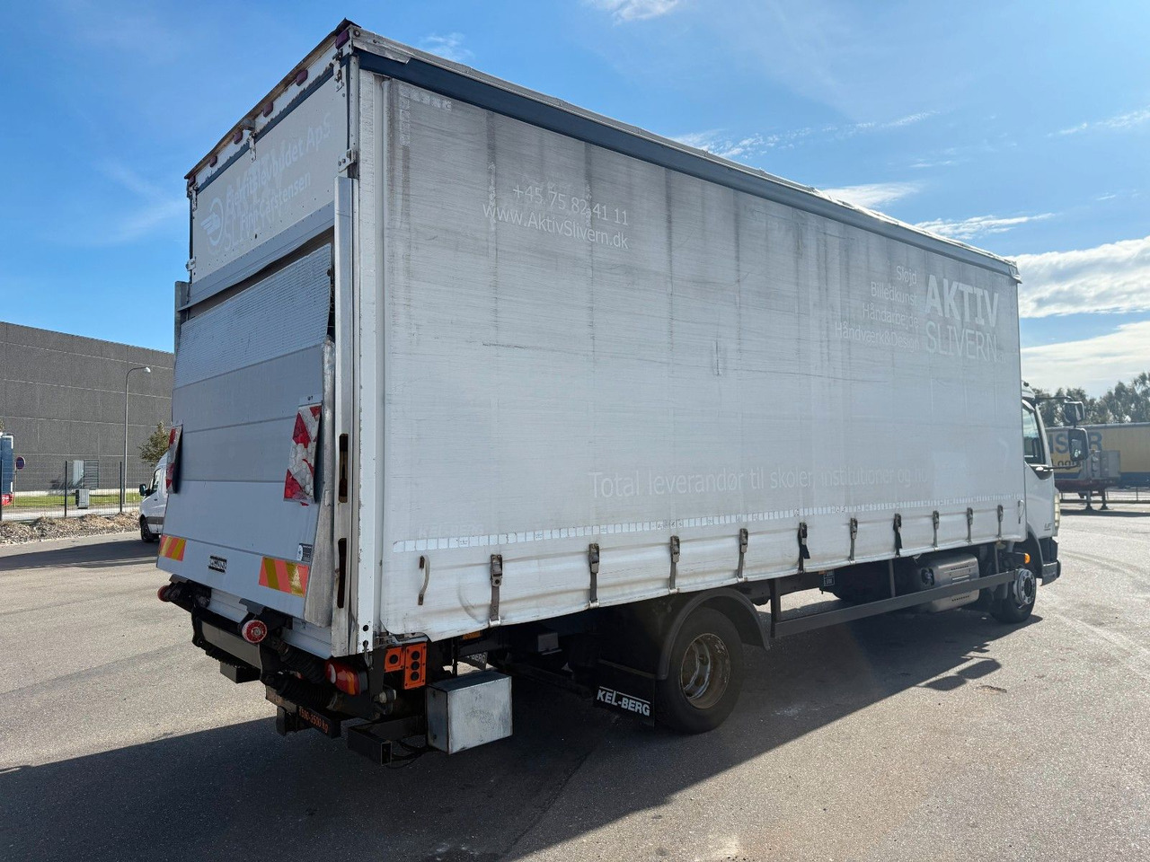 DAF LF 45 /220 4x2 Curtainsider and Taillift Euro 6 - شاحنة ستارة: صور 3 DAF LF 45 /220 4x2 Curtainsider and Taillift Euro 6 - شاحنة ستارة: صور 3