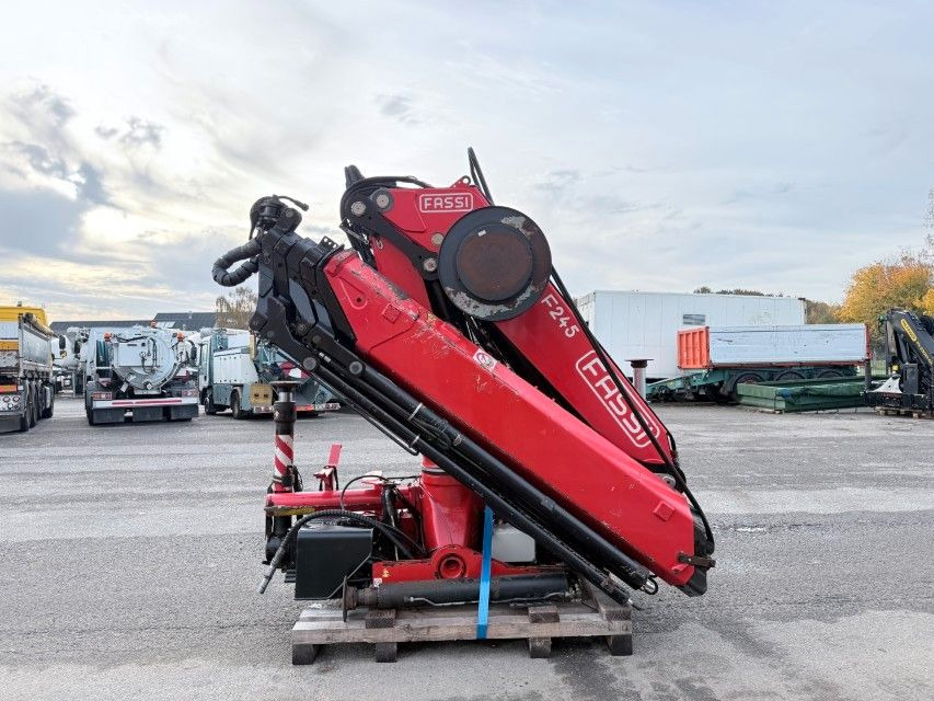 Fassi F245A.2.25 E-Dynamic Radio Remote / Crane - شاحنة كرين: صور 1 Fassi F245A.2.25 E-Dynamic Radio Remote / Crane - شاحنة كرين: صور 1