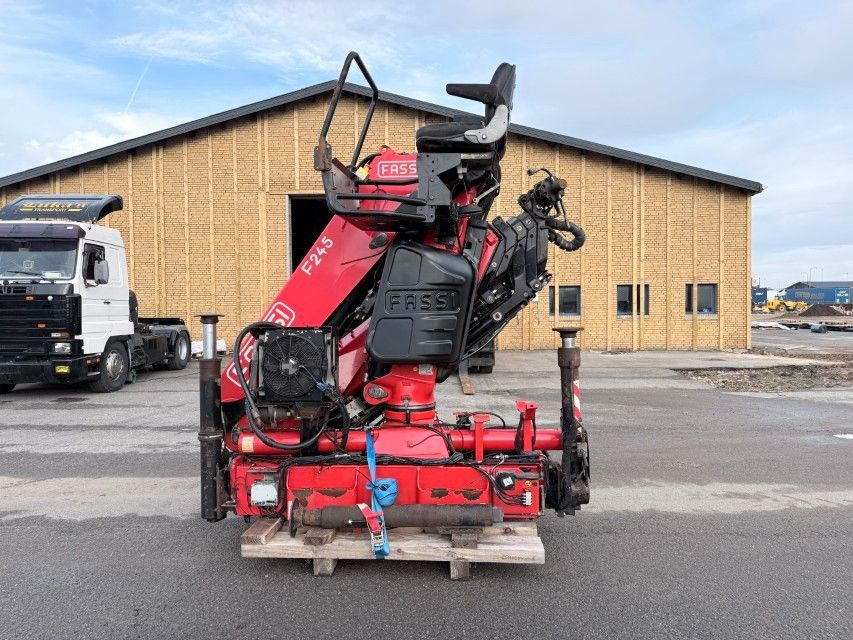 Fassi F245A.2.25 E-Dynamic Radio Remote / Crane - شاحنة كرين: صور 4 Fassi F245A.2.25 E-Dynamic Radio Remote / Crane - شاحنة كرين: صور 4