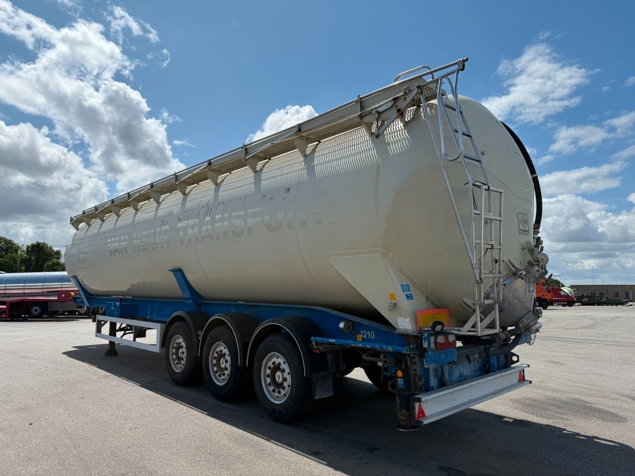 Feldbinder 3 axle 63 m3 Silo trailer Feldbinder 3 axle 63 m3 Silo trailer - بلكر: صور 4 Feldbinder 3 axle 63 m3 Silo trailer Feldbinder 3 axle 63 m3 Silo trailer - بلكر: صور 4