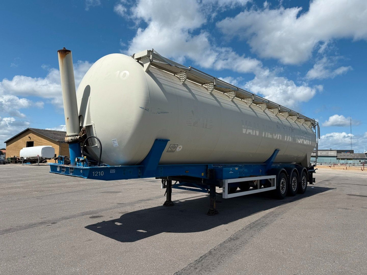 Feldbinder 3 axle 63 m3 Silo trailer Feldbinder 3 axle 63 m3 Silo trailer - بلكر: صور 1 Feldbinder 3 axle 63 m3 Silo trailer Feldbinder 3 axle 63 m3 Silo trailer - بلكر: صور 1