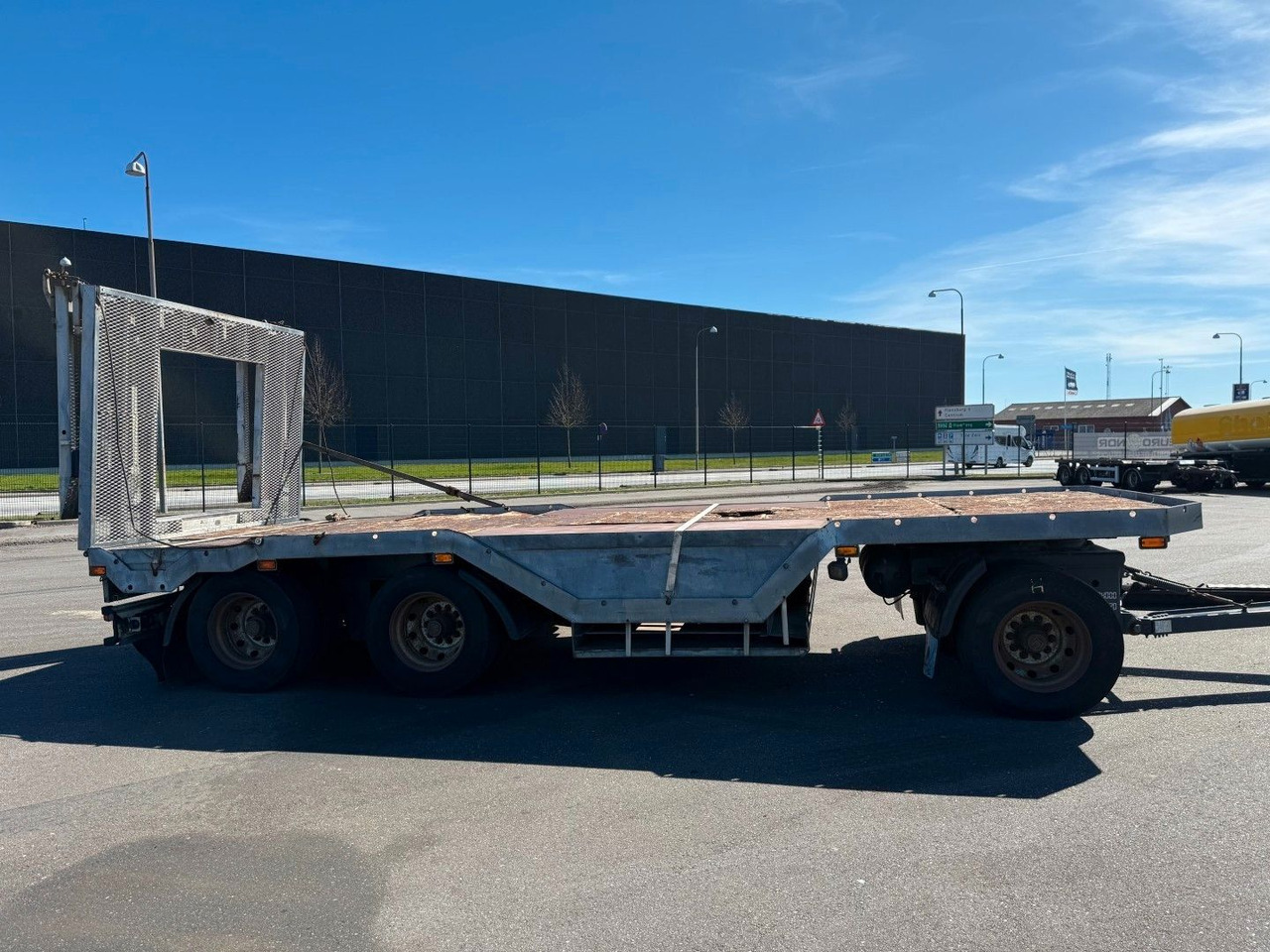 Fliegl FLT328 3 achser Maschinenanhänger mit Radkasten - عربة مسطحة منخفضة مقطورة: صور 3 Fliegl FLT328 3 achser Maschinenanhänger mit Radkasten - عربة مسطحة منخفضة مقطورة: صور 3