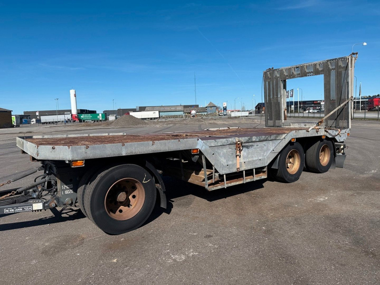 Fliegl FLT328 3 achser Maschinenanhänger mit Radkasten - عربة مسطحة منخفضة مقطورة: صور 1 Fliegl FLT328 3 achser Maschinenanhänger mit Radkasten - عربة مسطحة منخفضة مقطورة: صور 1