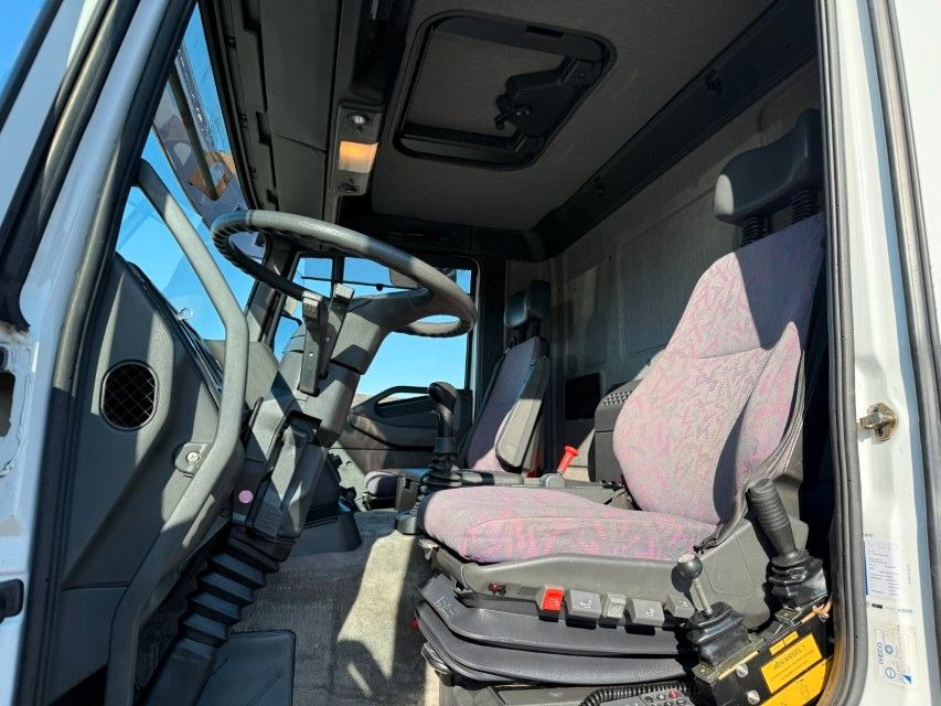Iveco EuroTech Cursor 190E31 4x2 Tipper / HMF 1060 B3 - شاحنة كرين: صور 5 Iveco EuroTech Cursor 190E31 4x2 Tipper / HMF 1060 B3 - شاحنة كرين: صور 5