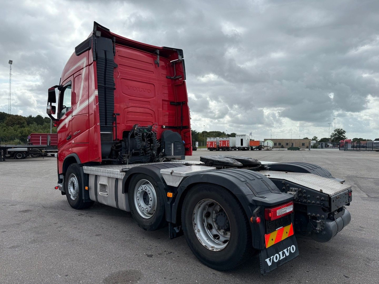 Volvo FH 460 6x2 Globetrotter Euro 6 - شاحنة جرار: صور 4 Volvo FH 460 6x2 Globetrotter Euro 6 - شاحنة جرار: صور 4