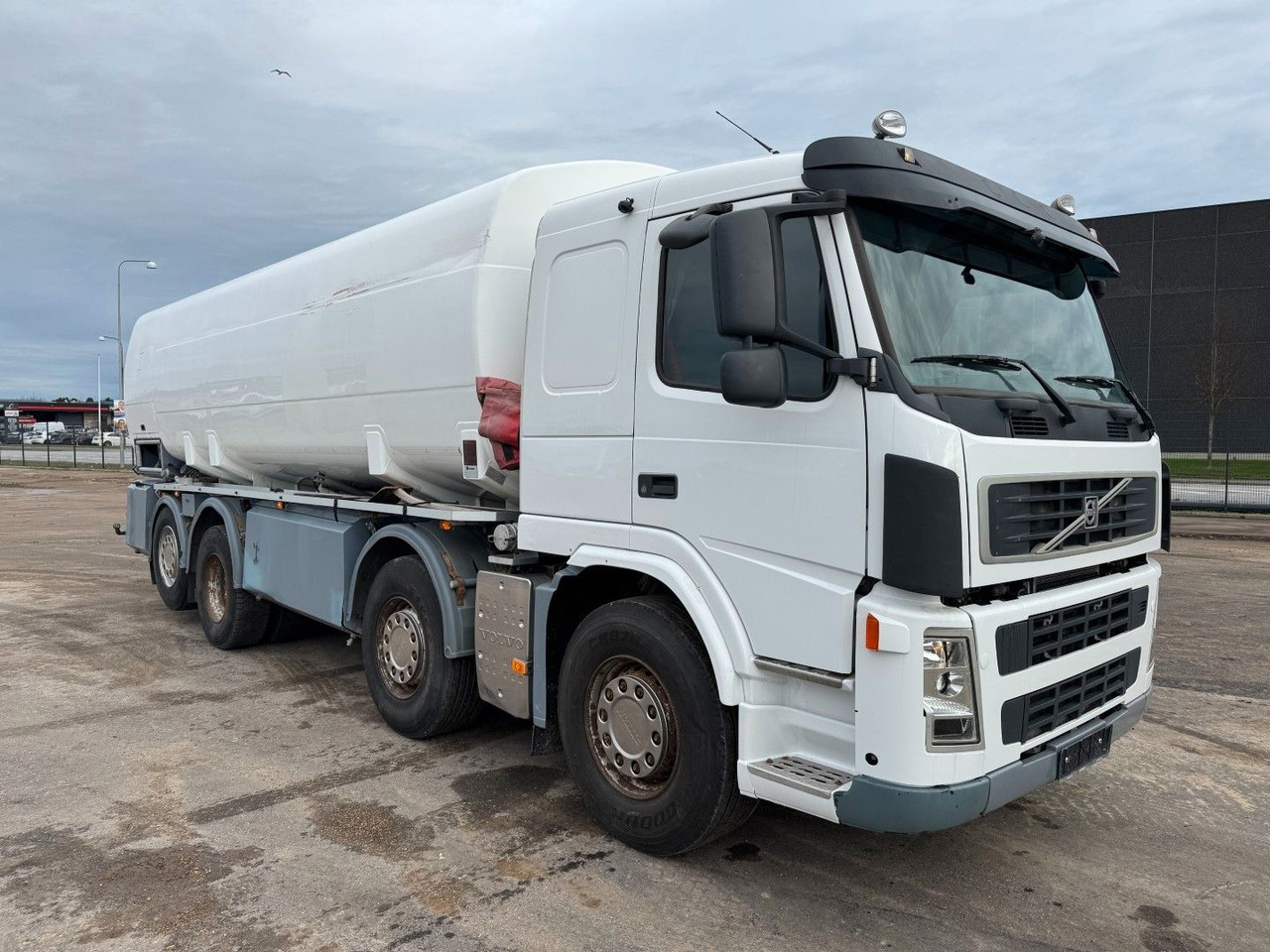 Volvo FM 440 8x2*6 24.000 l. ADR Tanktruck - شاحنة صهريج: صور 2 Volvo FM 440 8x2*6 24.000 l. ADR Tanktruck - شاحنة صهريج: صور 2