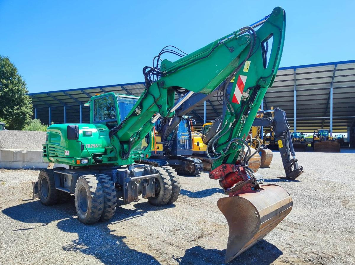 Takeuchi TB295W - حفارة على عجلات: صور 3 Takeuchi TB295W - حفارة على عجلات: صور 3