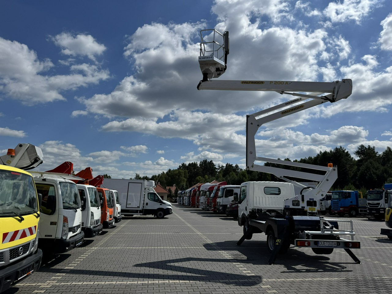 مصاعد الازدهار محمولة على شاحنة Nissan Cabstar: صور 20