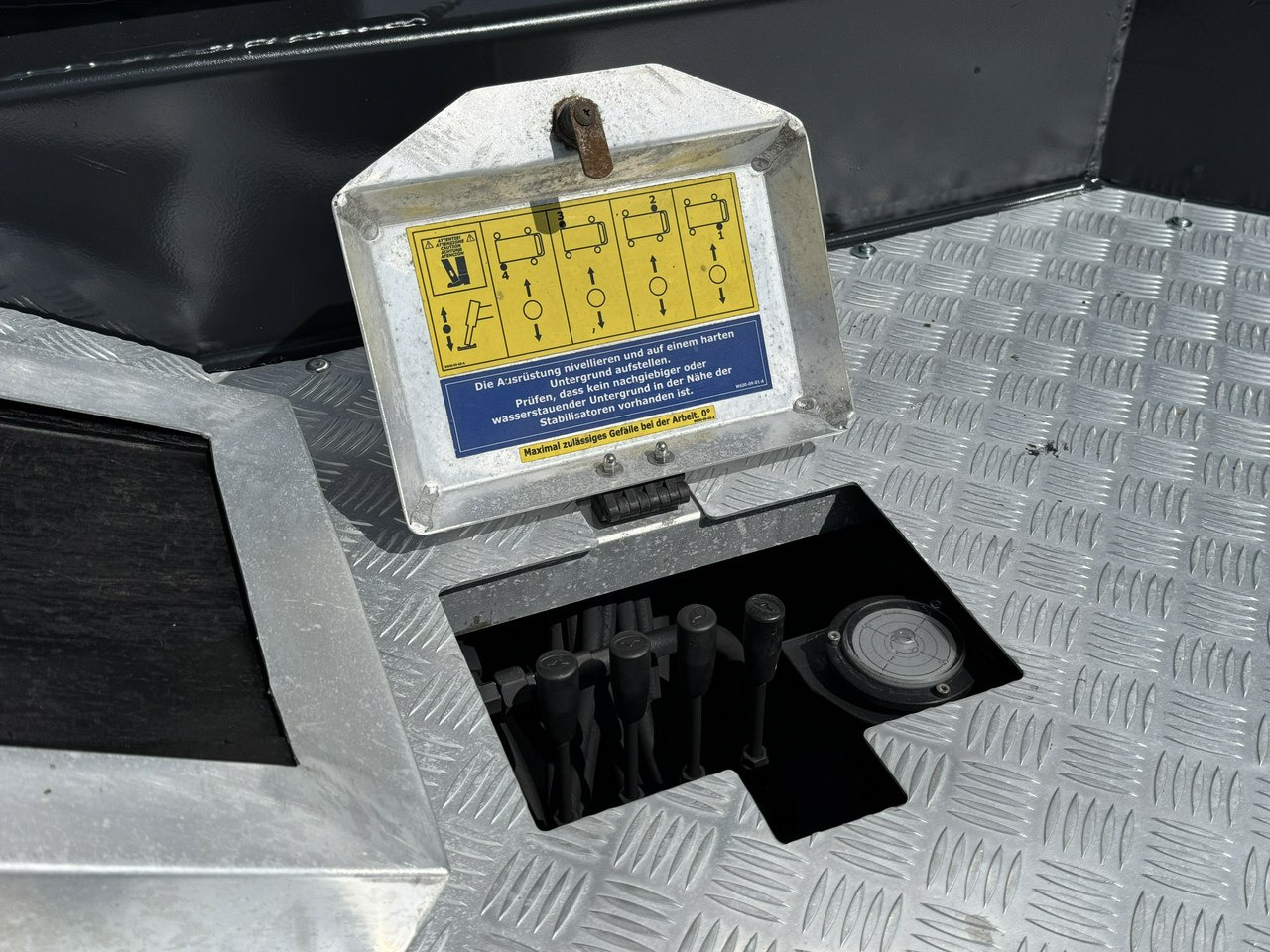 مصاعد الازدهار محمولة على شاحنة Nissan Cabstar: صور 17