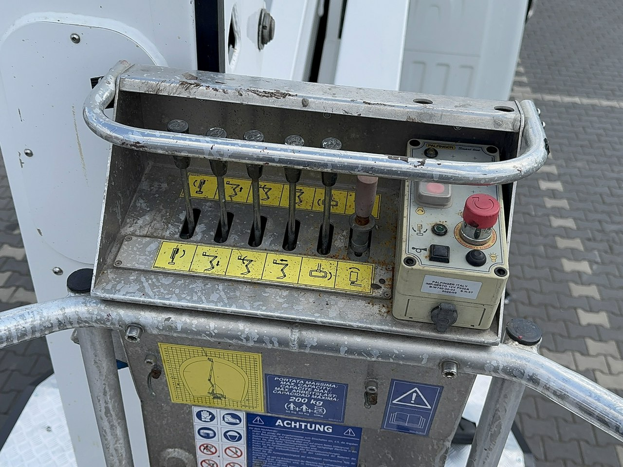 مصاعد الازدهار محمولة على شاحنة Nissan Cabstar: صور 12