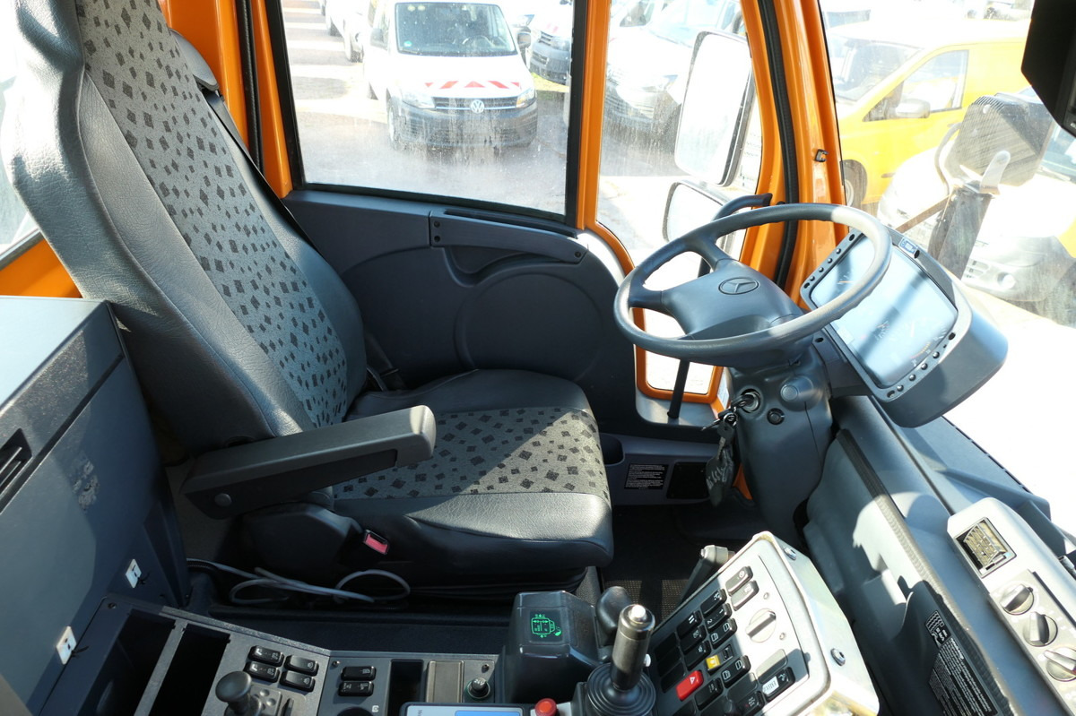 Interior photo 1: قلابات UNIMOG U400 Euro5 Typ 405 VarioPilot 6 Zylinder SFZ KOM