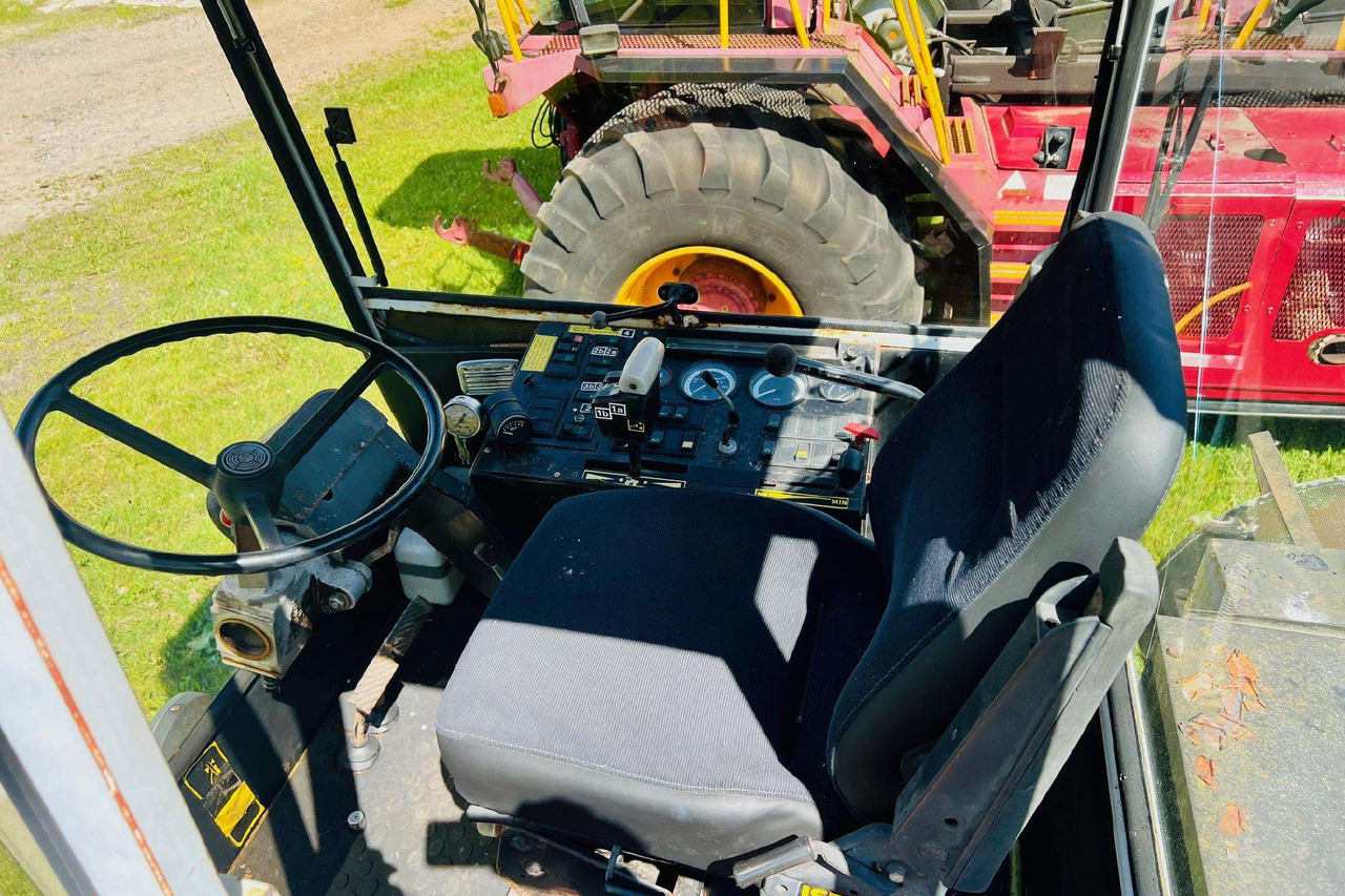 Steyr 8320 - آلات الحصاد للعنب: صور 2 Steyr 8320 - آلات الحصاد للعنب: صور 2