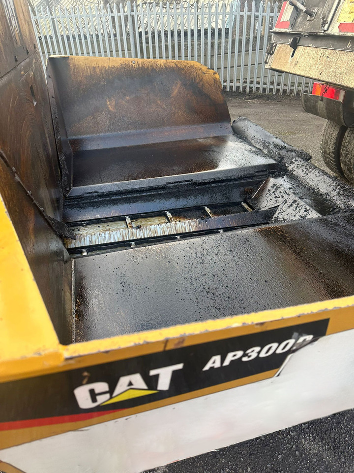 Caterpillar AP300D - العامل بالقار: صور 5 Caterpillar AP300D - العامل بالقار: صور 5