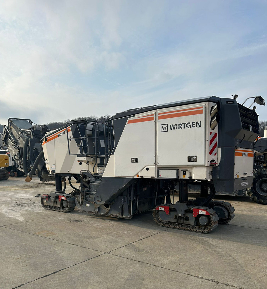 Wirtgen W 210 FI - العامل بالقار: صور 4 Wirtgen W 210 FI - العامل بالقار: صور 4